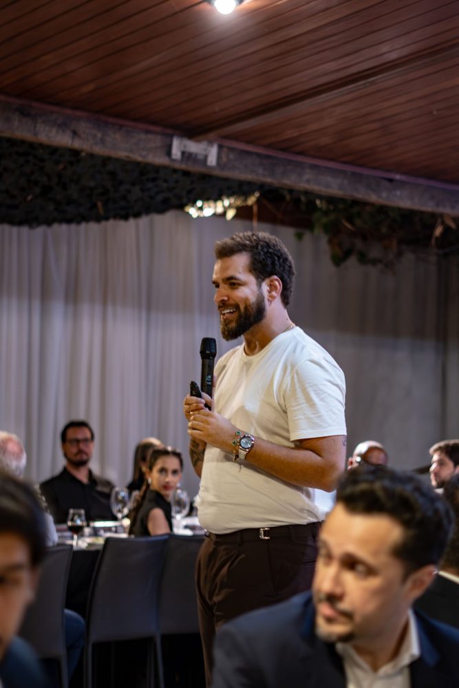 Aluno da Growth Leilões falando ao microfone em evento