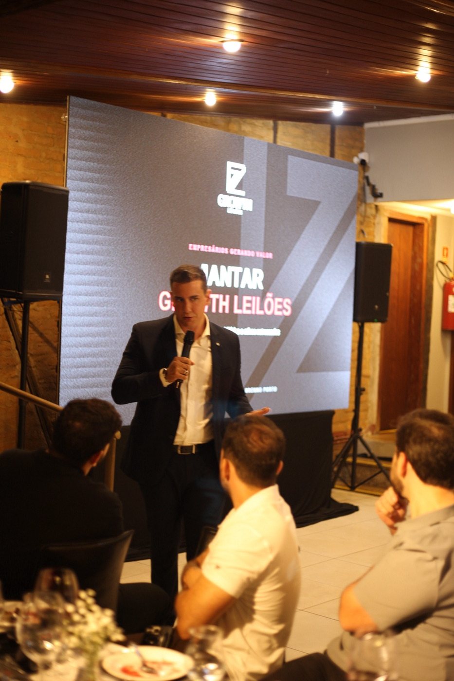 Brenno Porto falando em evento da Growth Leilões